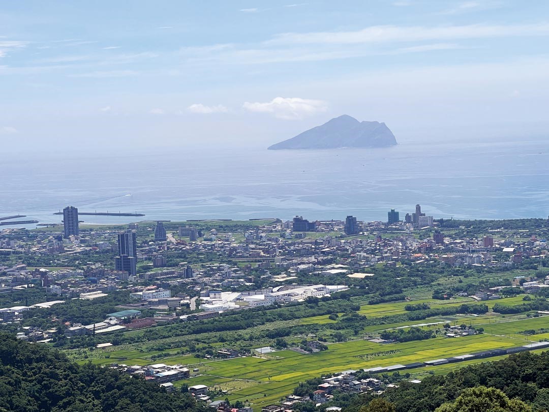 淡蘭古道越嶺雪山山脈時可望見海面上的龜山島。