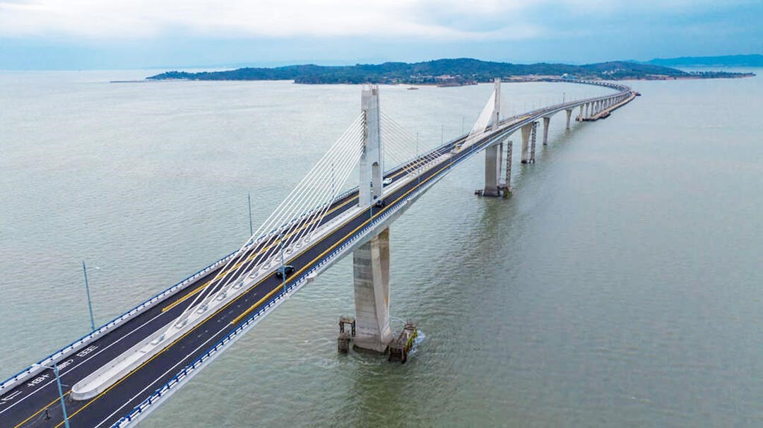 金門大橋為臺灣第一座深水域的跨海大橋，連接大金門與烈嶼鄉，為金門最新地標。