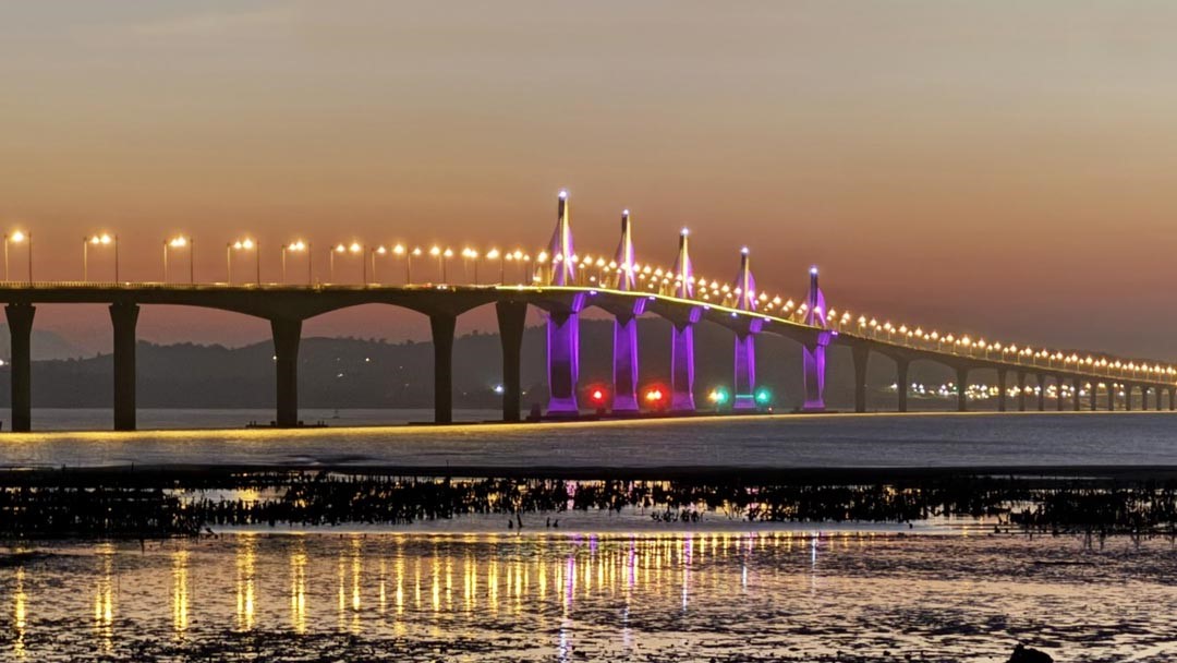 金門大橋周邊美景皆能盡收眼底，夜間的燈光秀讓大橋呈現另番華麗風貌。