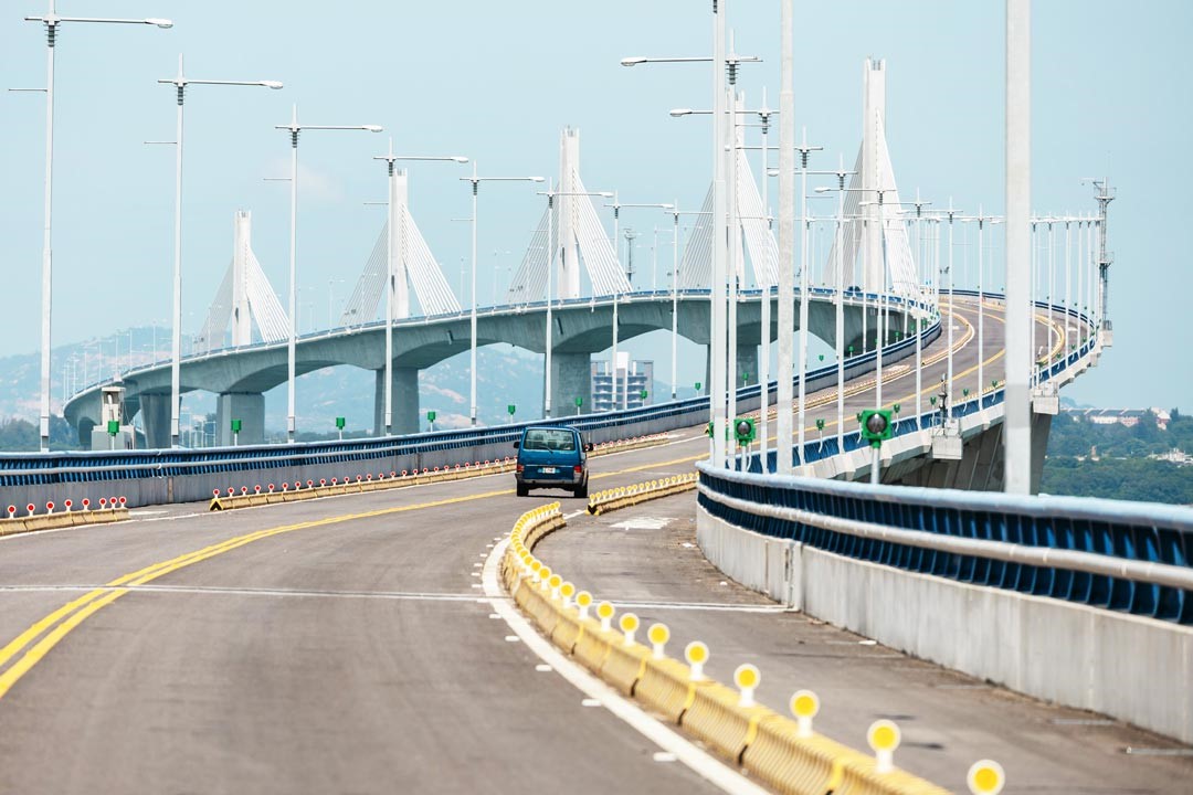 金門大橋上高粱穗心形橋塔造型，傳送著金門高粱酒的「香」與「醇」。