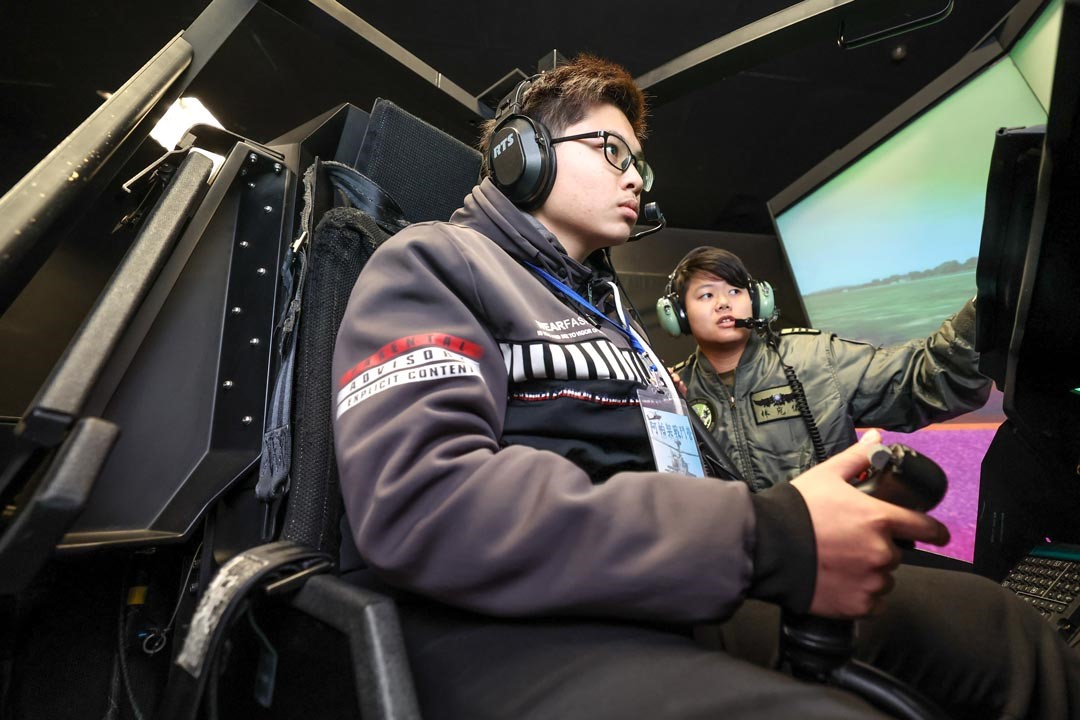 阿帕契戰鬥營安排模擬器體驗，提升學員對國防武力認知，進而支持全民國防。