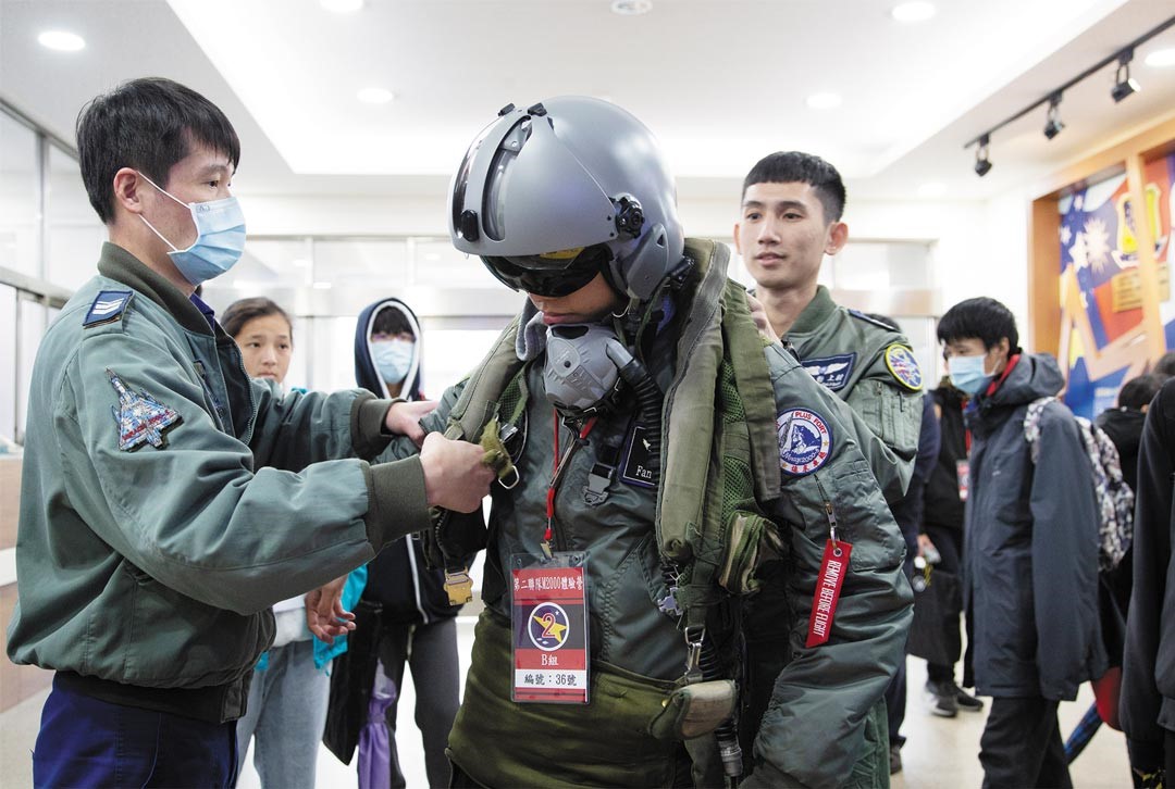 幻象2000戰鬥營，安排學員飛行頭盔、夜視鏡試戴等體驗。