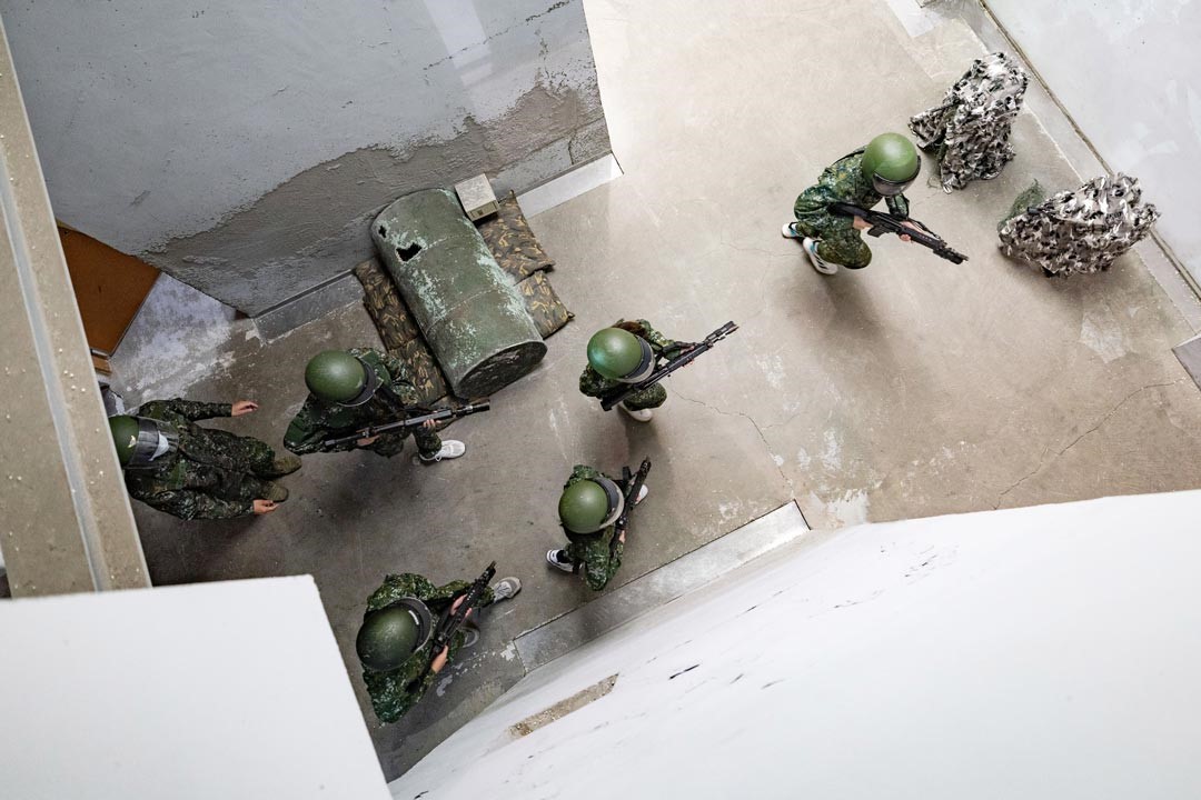 寒假戰鬥營引領青年學子體驗國軍訓練與部隊生活，落實全民國防教育。