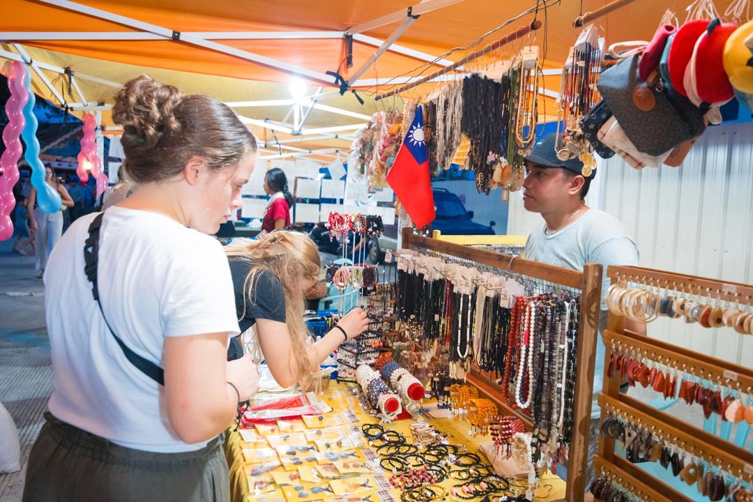 友邦當地舉行夜市嘉年華，迎接遠道而來的支隊官兵。