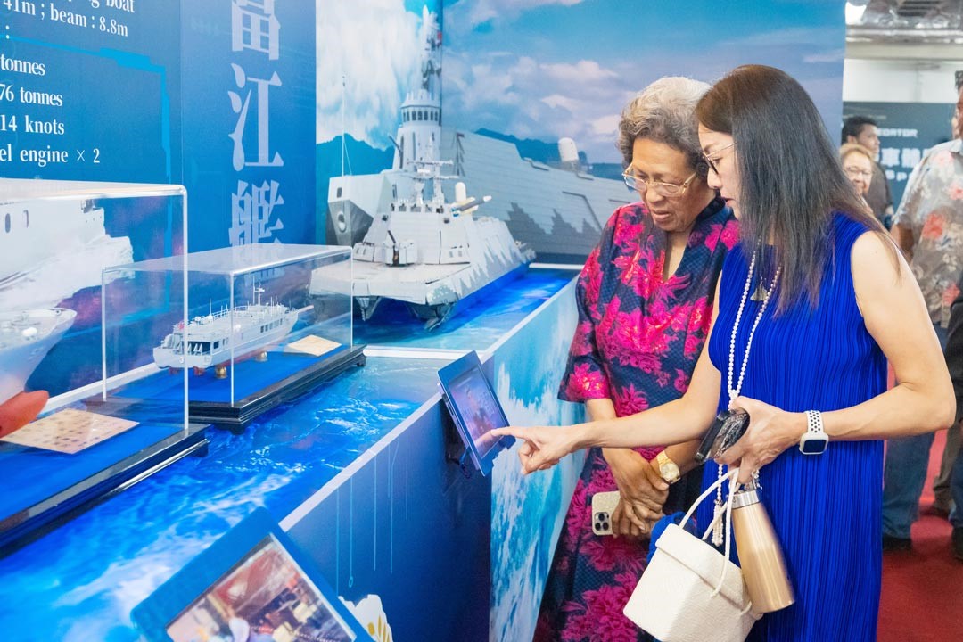 文宣館展示近年我國國防自主成果，吸引僑胞與民眾駐足。