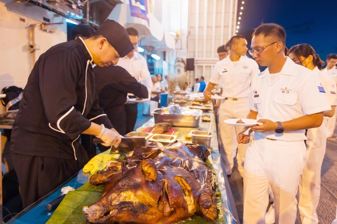 支隊食勤官兵們用料理征服艦上官兵的胃。圖為靠泊友邦國期間，由我國農技團養殖的豬隻所製作而成的美味烤乳豬。