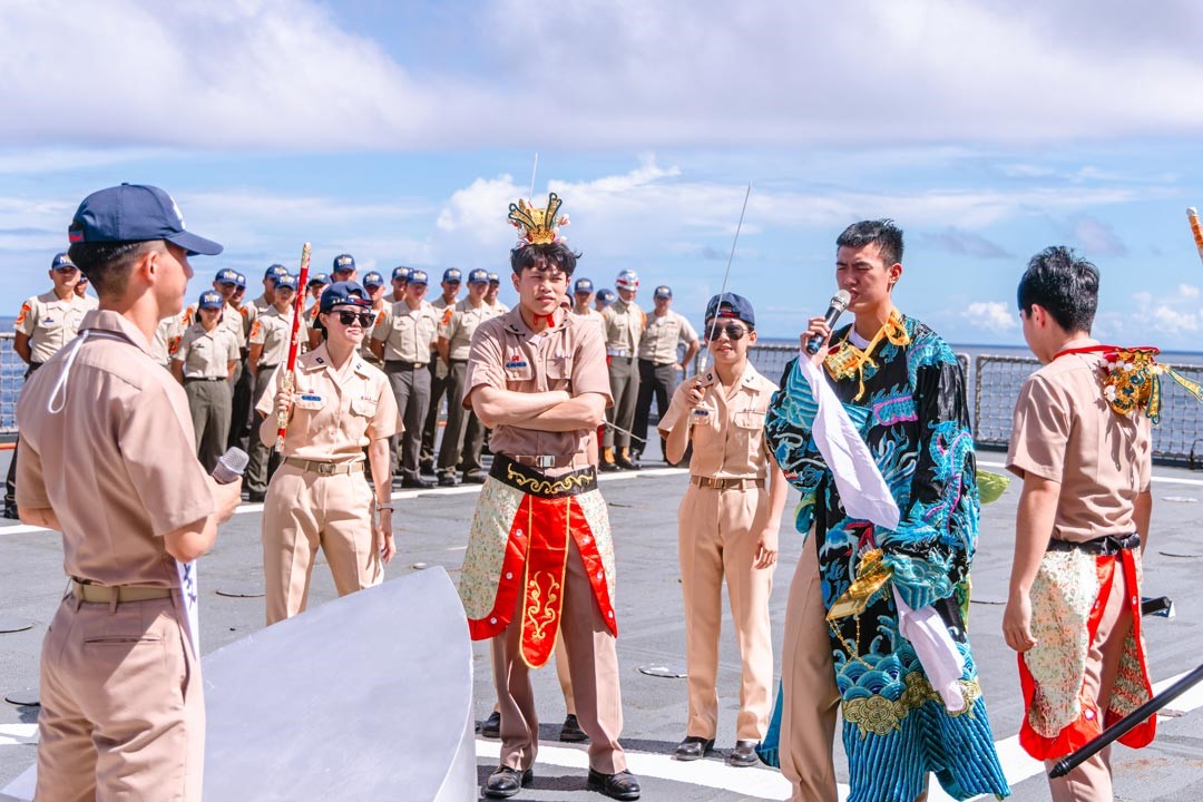 官校生以行動話劇紀念跨越南北半球的重要時刻。