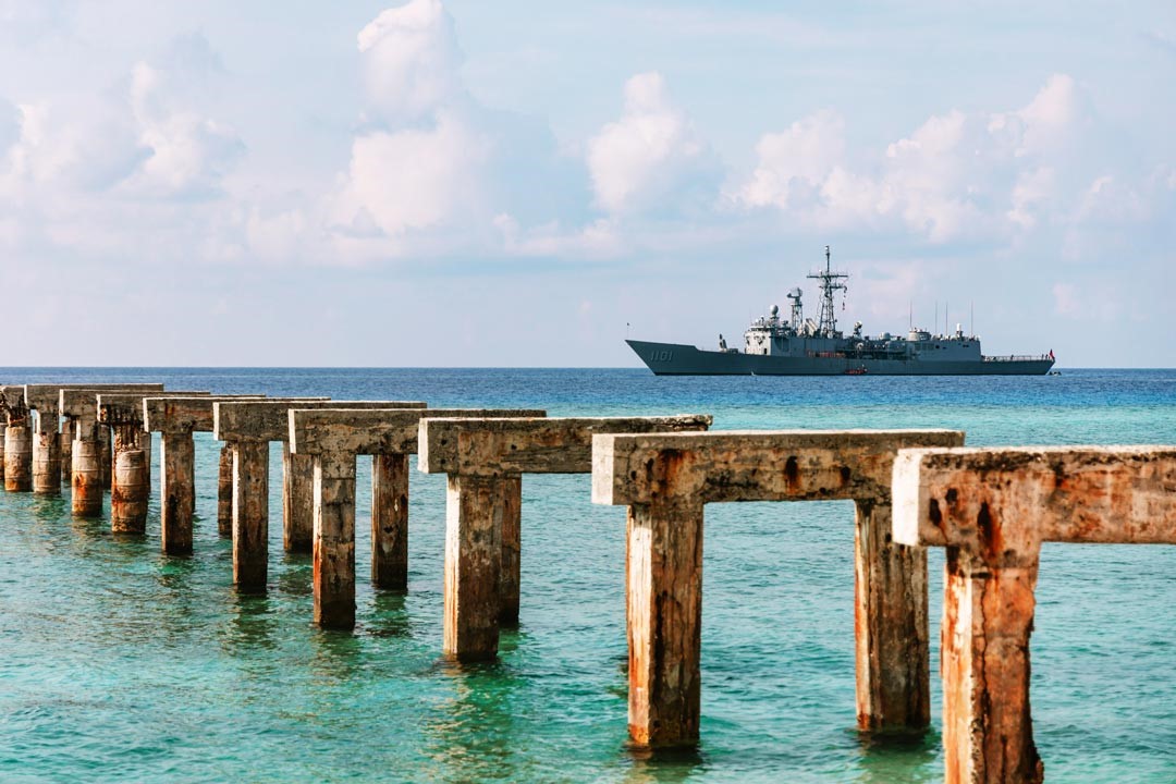 成功、迪化兩艘支隊任務艦於太平島周邊海域巡弋。