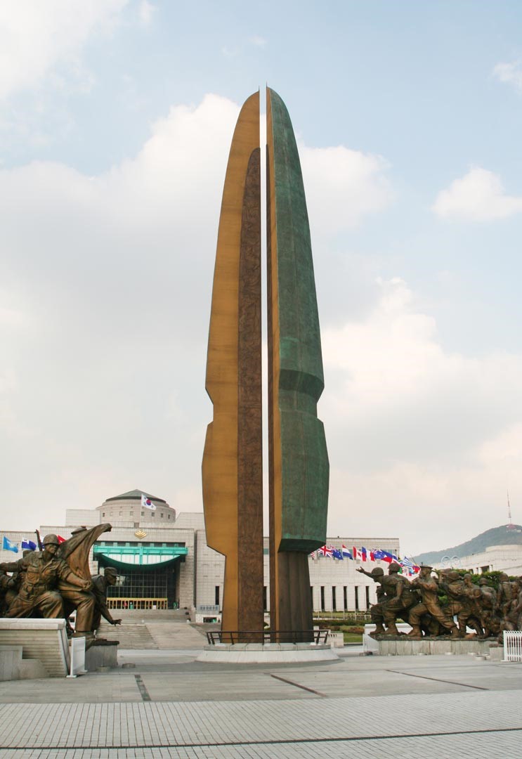 韓戰紀念雕像，後方為戰爭紀念館主館。