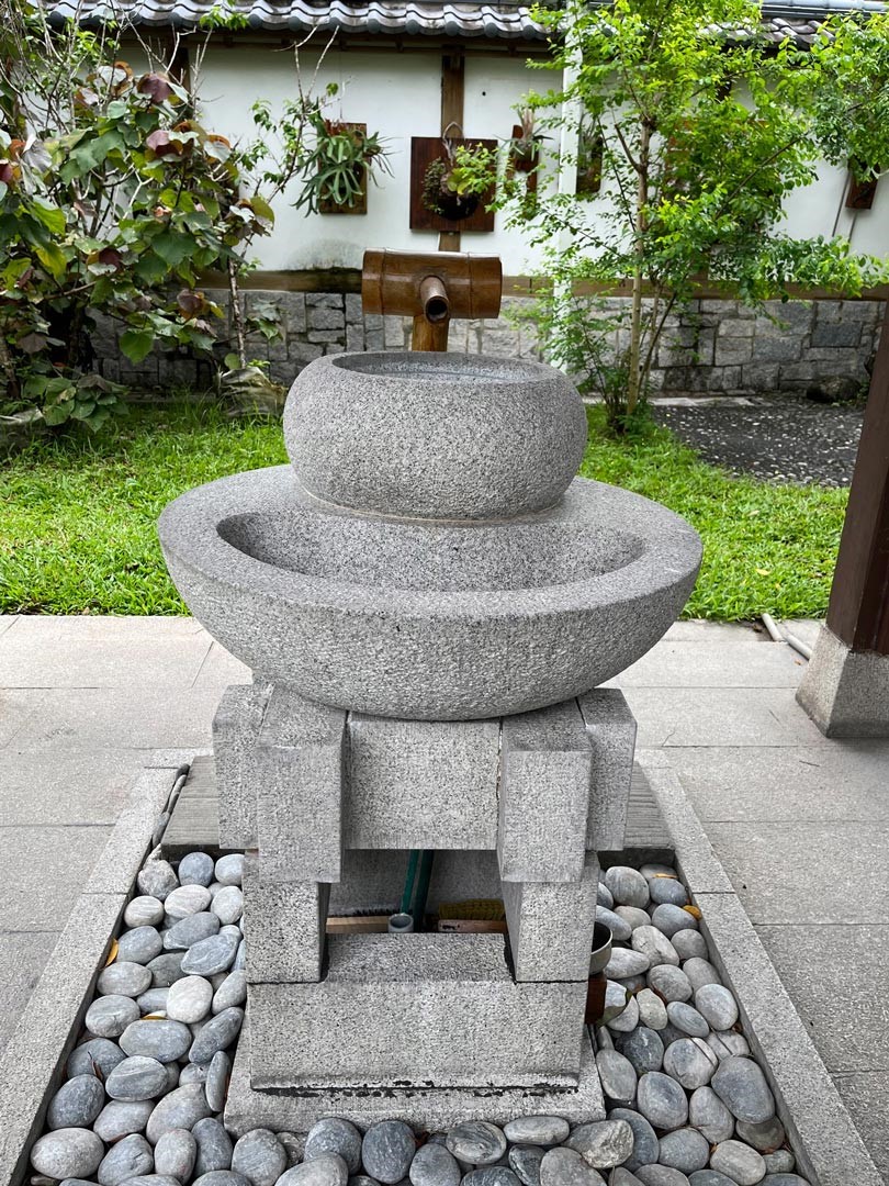 民眾參拜前要先到手水舍，進行淨心淨身的步驟。