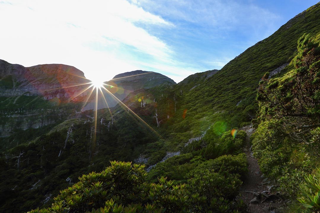 日出時從翠池往雪山主峰前進，太陽會從埡口射進七號圈谷，景色相當美麗。