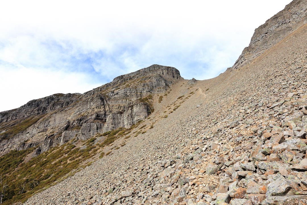 雪山主峰西北面，巨大的碎石坡是從傳統路通往翠池的必經之路。
