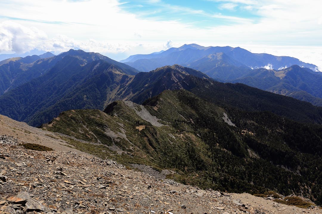 從雪山主峰和北稜角之間往西望，左方為雪劍線，右方為雪山西稜，皆為知名縱走路線。