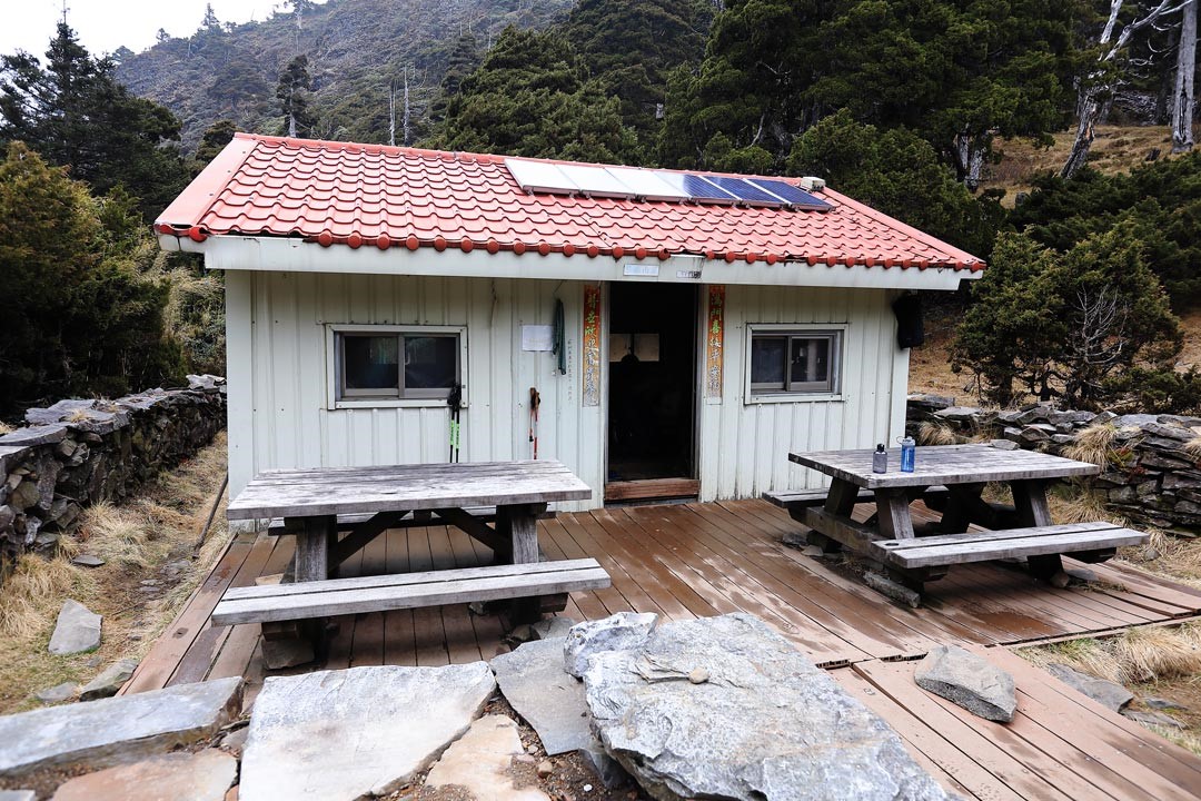 小巧可愛的翠池山屋，可容納12人，但因海拔位置高，經年非常寒冷。