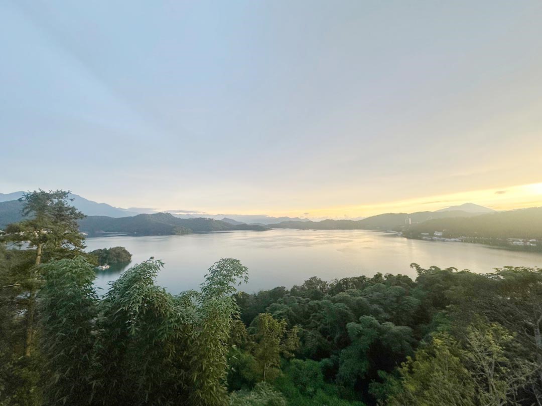 日月潭位於臺灣南投縣魚池鄉，是一座美麗的高山湖泊。