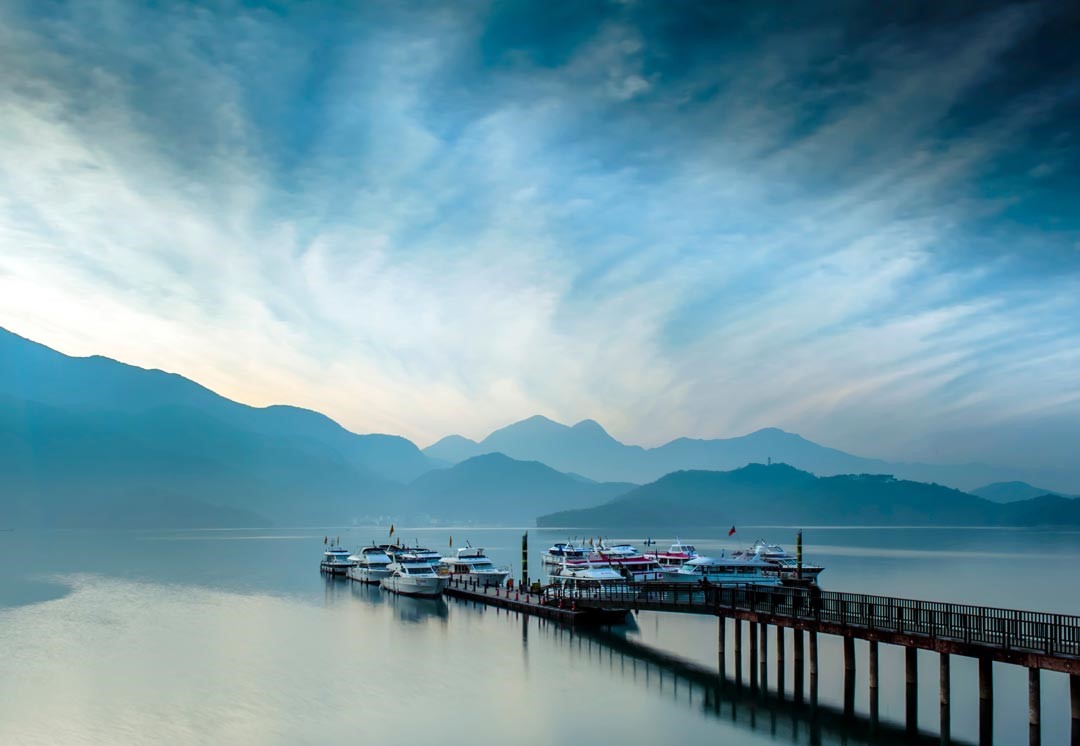 波浪平靜的日月潭，適合坐遊艇遊湖。圖為水社碼頭。