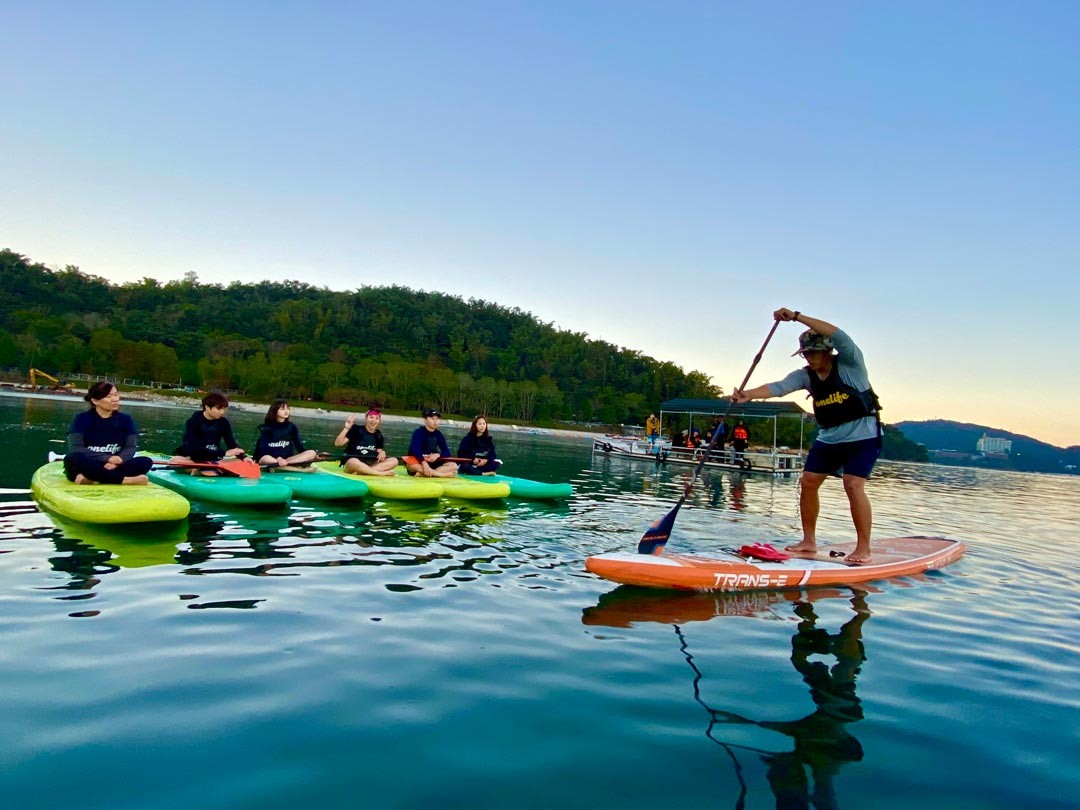 單人立槳SUP體驗，在專業教練的領導下，享受一葉扁舟帶來的特殊體驗。