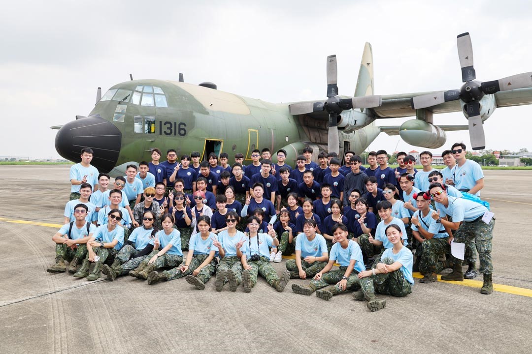 空軍營隊讓學子領略各型戰機的作戰性能，以及了解空軍建軍備戰成果。