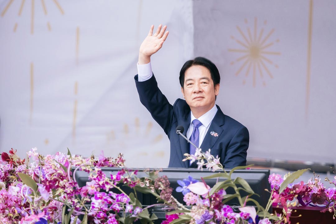 賴總統在國慶活動現場開心跟國人揮手。