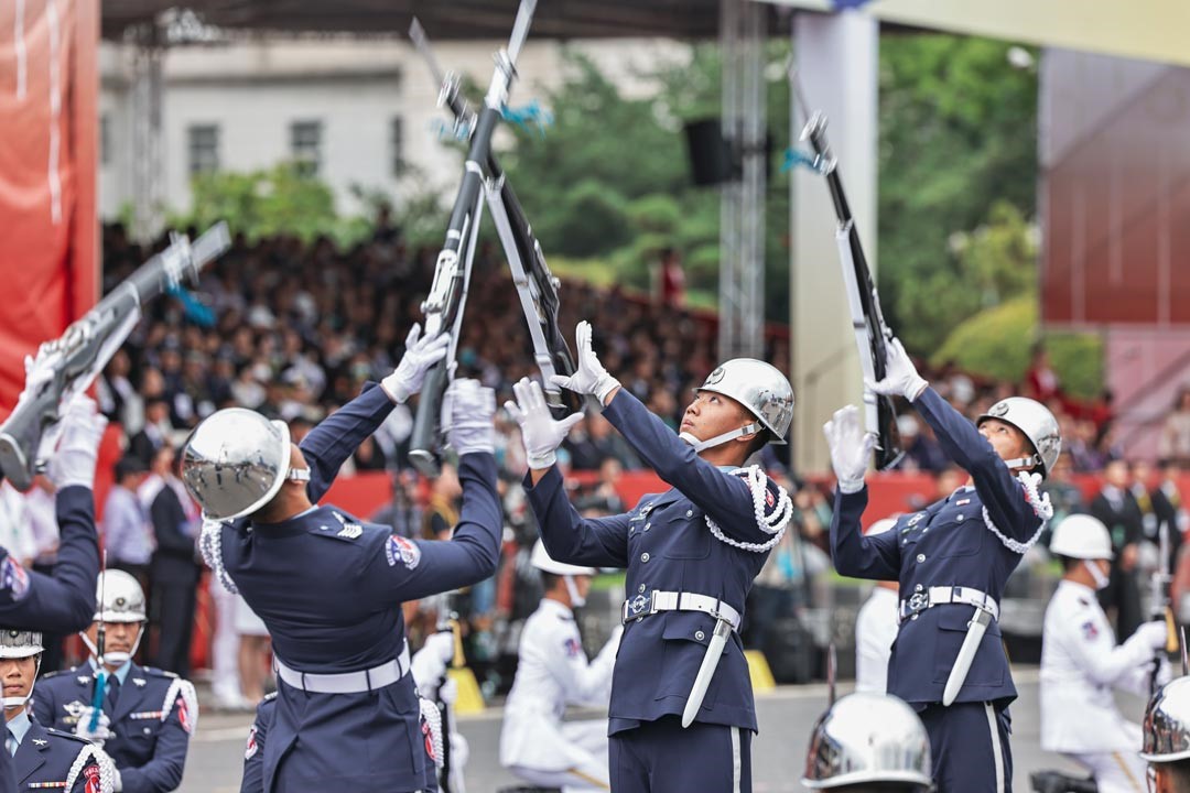 三軍聯合樂儀隊展現花式操槍技術，為活動暖場。