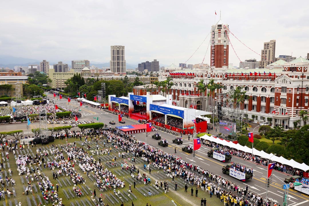 光輝耀雙十，國慶盛典現場人心振奮，展現軍民對國家的熱愛及對臺灣這塊土地的深厚情感。