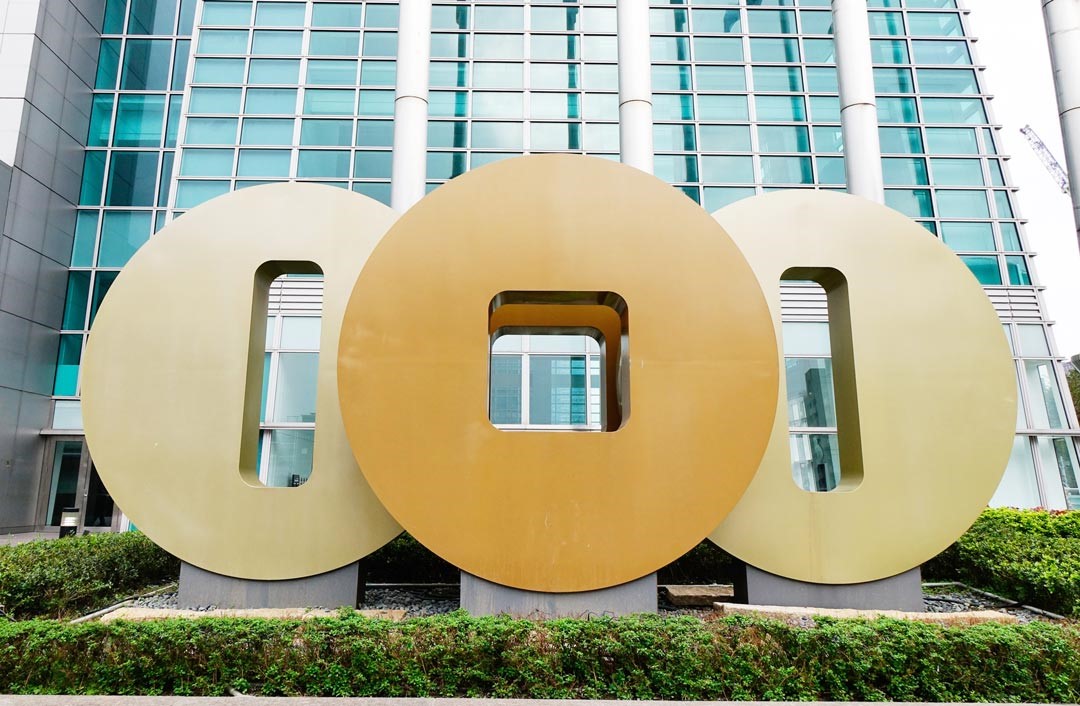 臺北101 Logo的古銅錢造型呼應「金融中心」的主題，就風水而言，亦有「制煞剋沖」的功用。