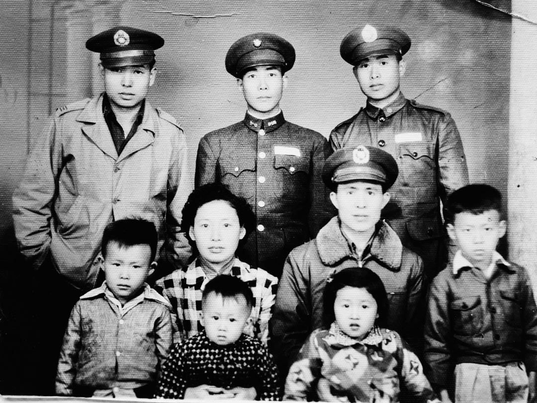 曹汶龍（中排右）家庭合照，父親的堂兄弟(上排３位)與父親都是軍人。（拍攝於民國44年）