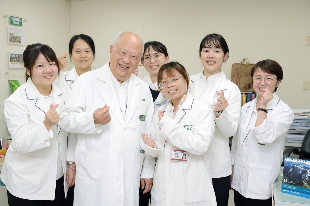 曹汶龍與其失智中心團隊同仁。