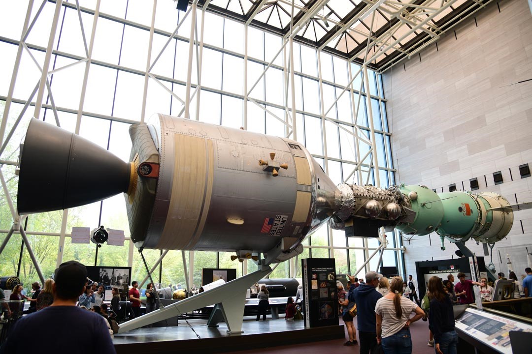 國家航空太空博物館主館展出的阿波羅—聯盟號太空船對接測試計畫（ASTP）概念模型。