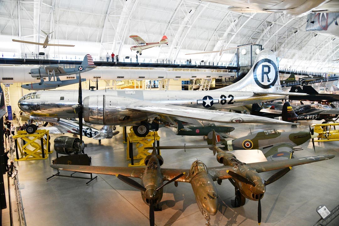 在日本廣島投擲原子彈的B-29，以機長母親之名命名為易諾拉‧凱（Enola Gay）號。