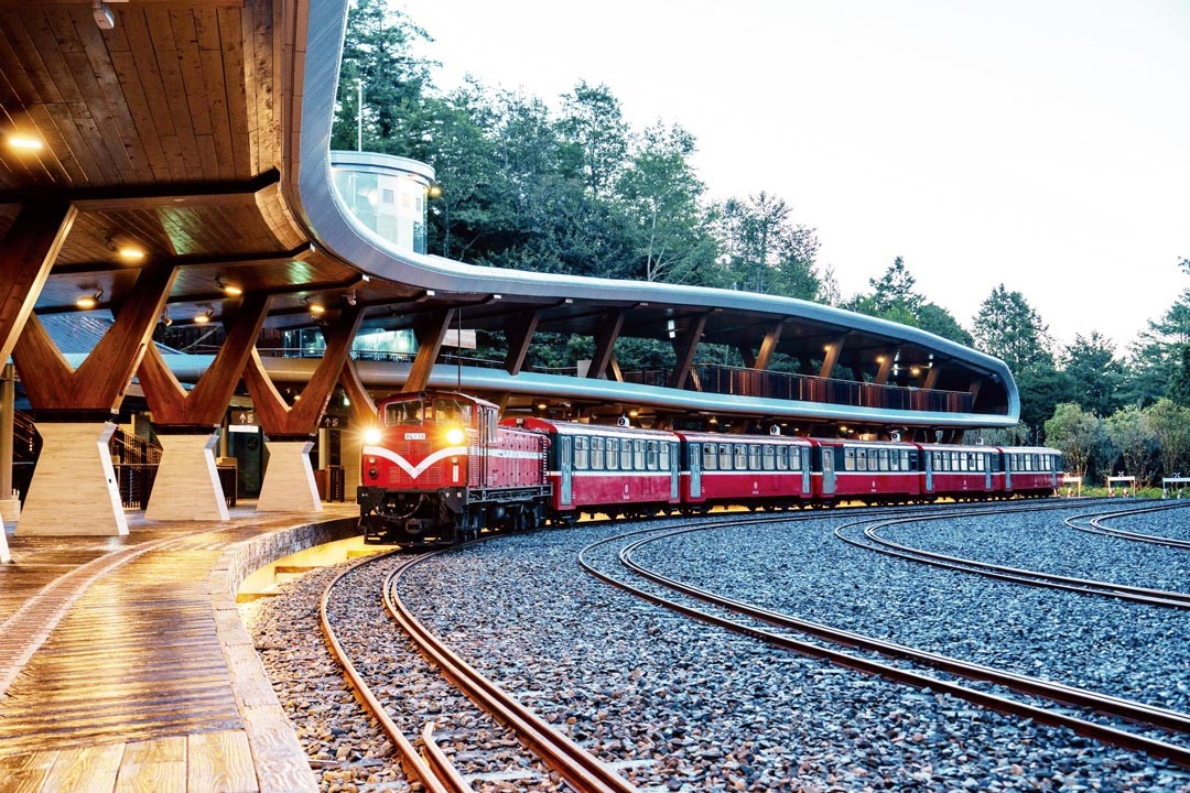 祝山車站建築特色以飛繞的雲浪造型屋頂，象徵迎接日出破曉，站體外觀保留舊時車站月牙彎的弧形月臺曲線，交織成雲頂上最美的車站。(蔡文淇攝)
