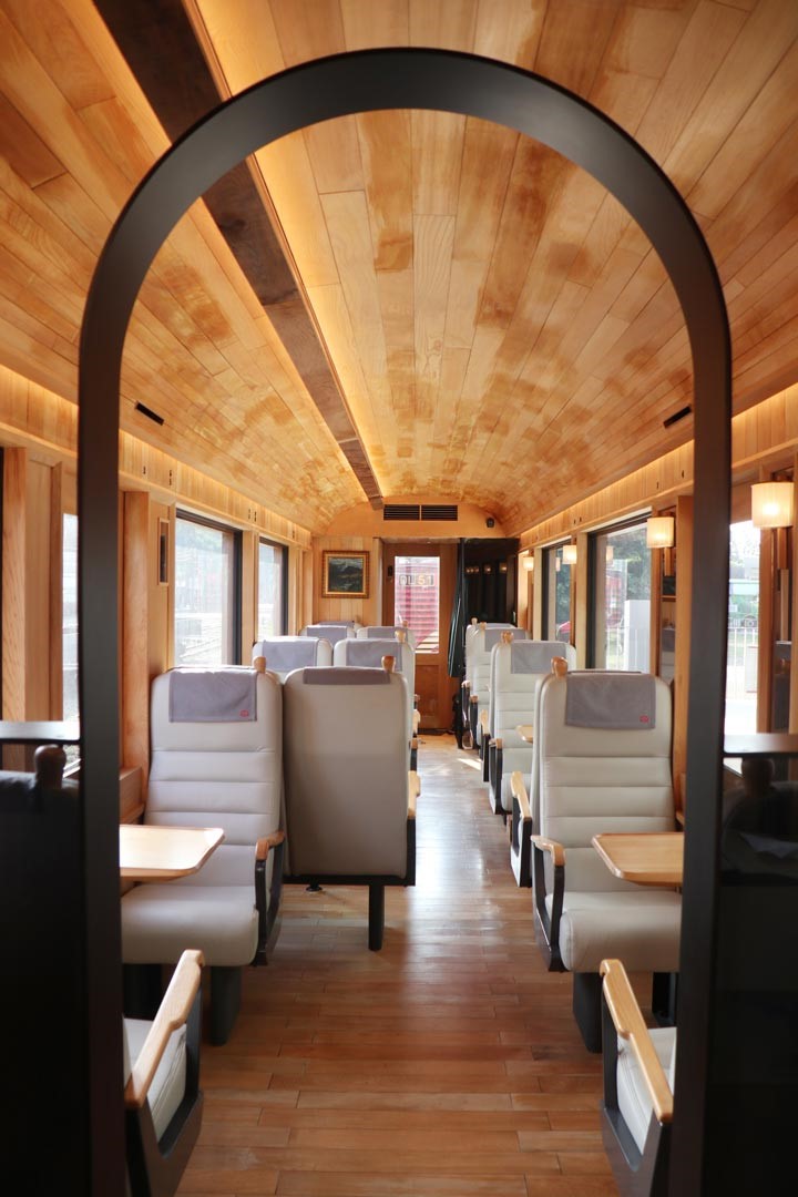 搭乘福森號感受車廂內散發出檜木特殊香氣。