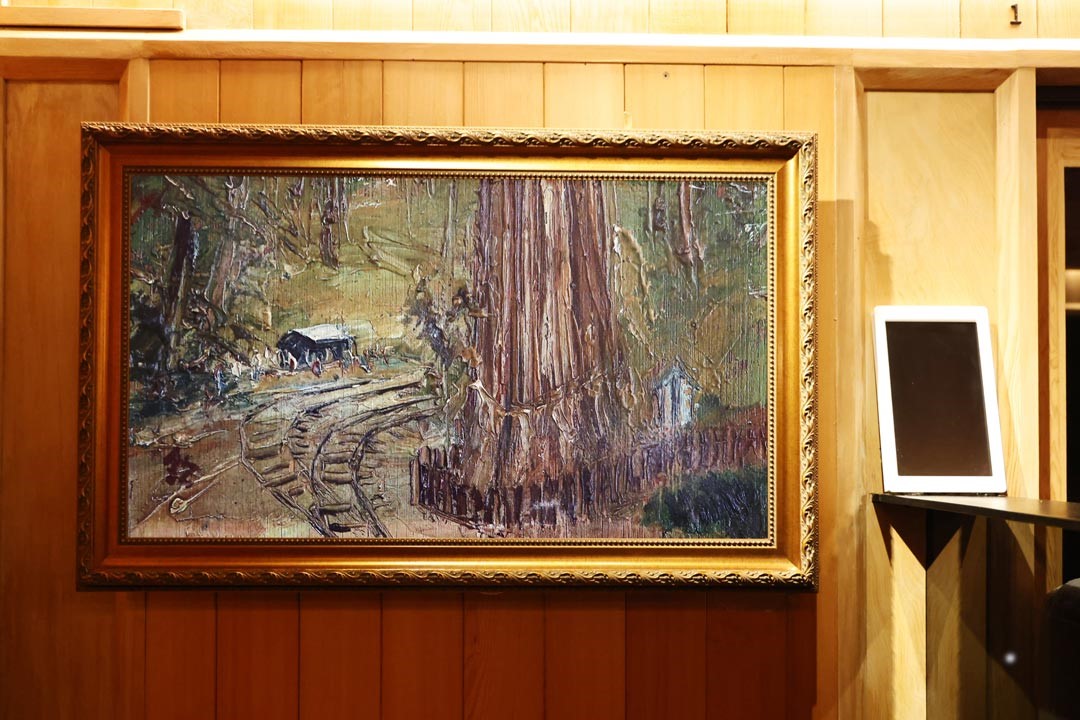 遊客可以在福森號車廂內，觀賞具阿里山文化景觀的代表畫作。