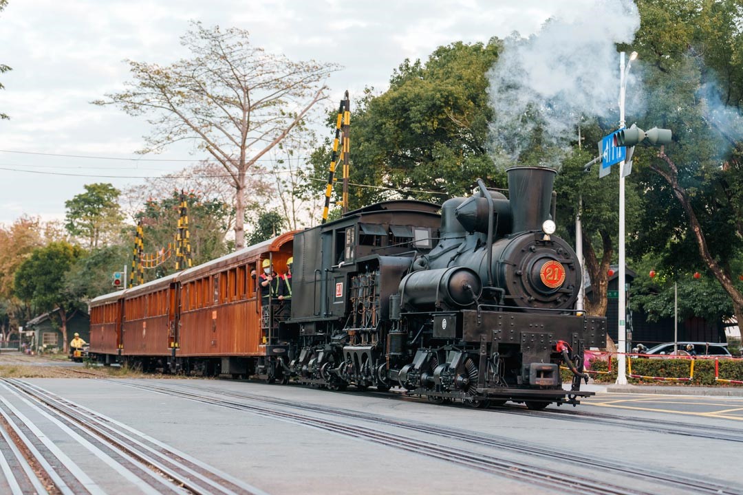 國寶級阿里山林鐵21號蒸汽火車，穿梭嘉義市熱門景點。(蔡文淇攝)