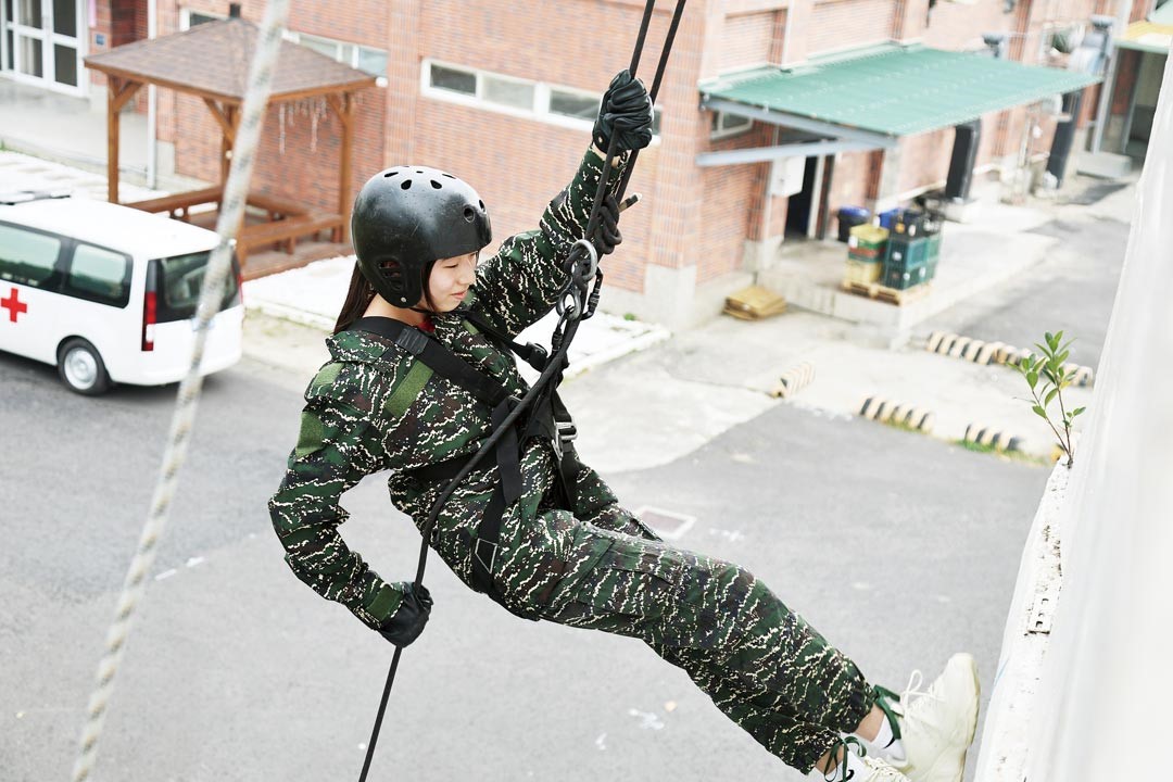 體驗國軍高跳臺、獨木橋、攀岩等各項設施，讓學員用輕鬆有趣的方式貼近國防。