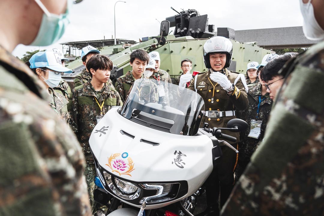 「憲兵鐵衛體驗營」感受官兵執行任務的艱辛。