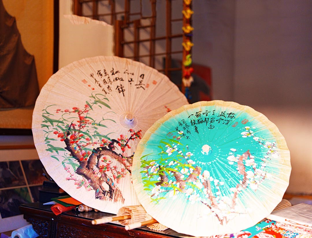 樸素的傘面與藝術結合，為傳統紙傘增添新趣。