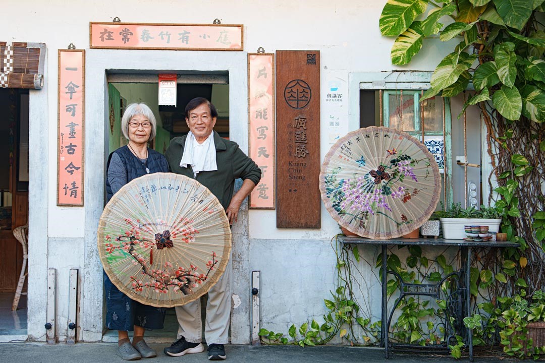 林榮君夫婦協力，讓美濃紙傘不僅有傳統水墨、字畫等題材，也將時興的兒童繪本題材入畫。