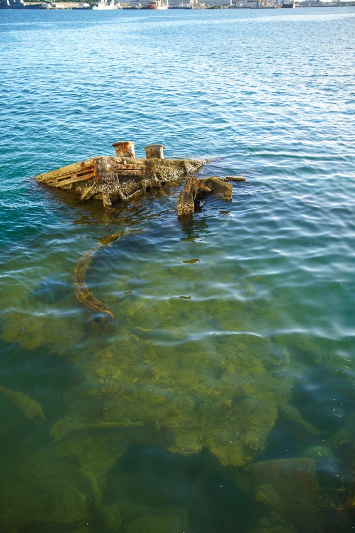 亞利桑那號的殘骸，部分結構露出水面。