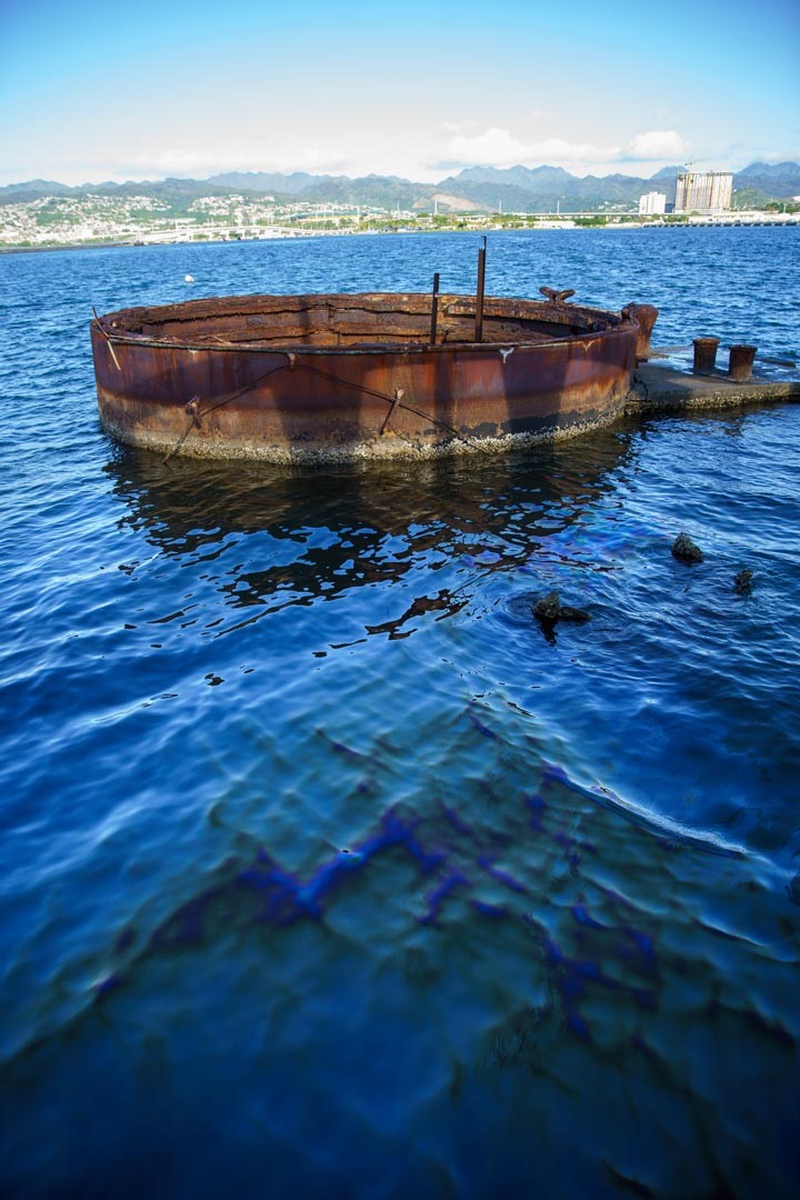 船裡滲出的殘存燃油，被稱為「亞利桑那號之淚」，象徵對逝者的悼念與哭泣。