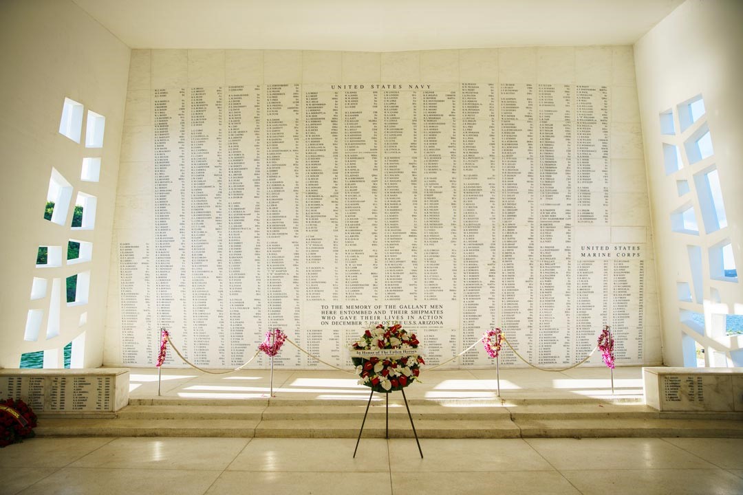 悼念區牆上，刻有千名當年犧牲官兵的名字。