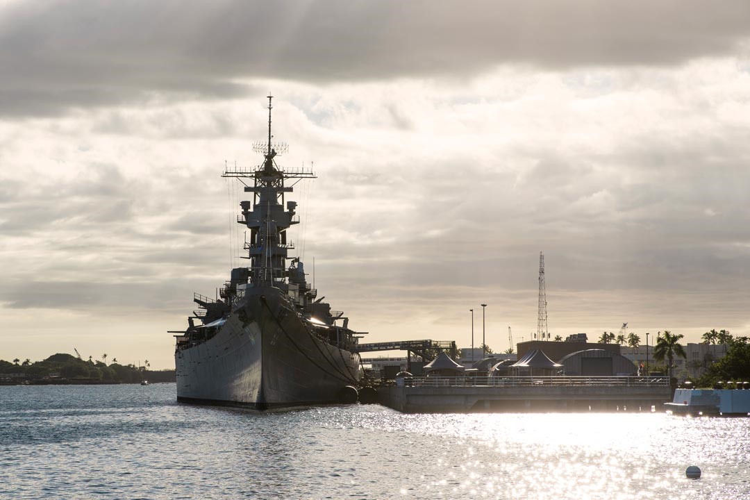 位於珍珠港的亞利桑那號戰艦紀念館與一旁的密蘇里號戰艦，代表著美國在二戰時期的開始與結束。