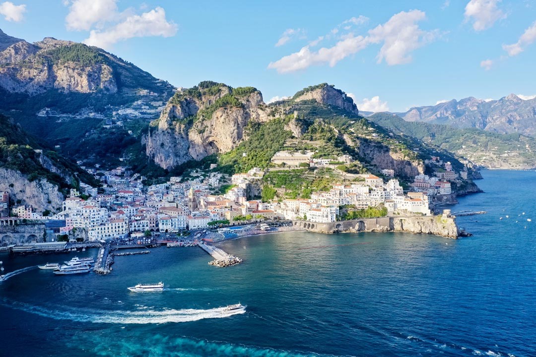 蘇連多是一座被建築在海濱峭壁上的美麗城市。（圖取自編輯室）