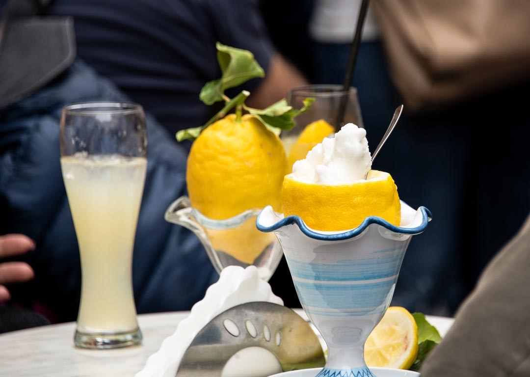 阿瑪菲特產檸檬做成的超清爽「檸檬冰沙」。