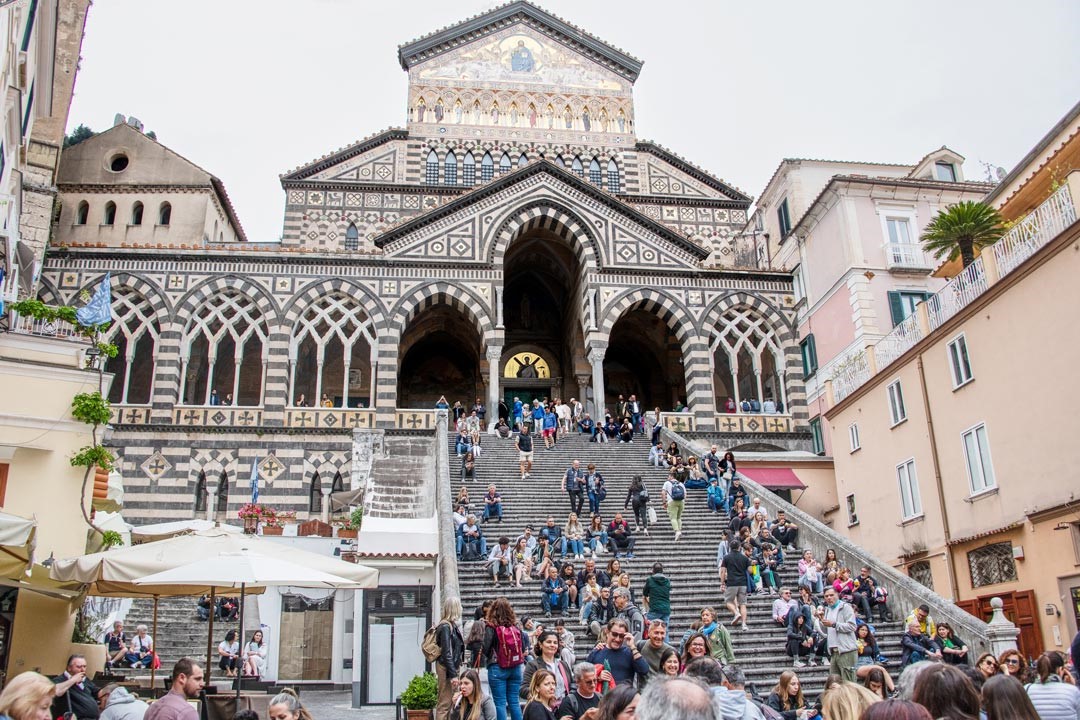 阿瑪菲主教座堂是阿瑪菲最知名的地標，外觀為中世紀阿拉伯諾曼建築風格。
