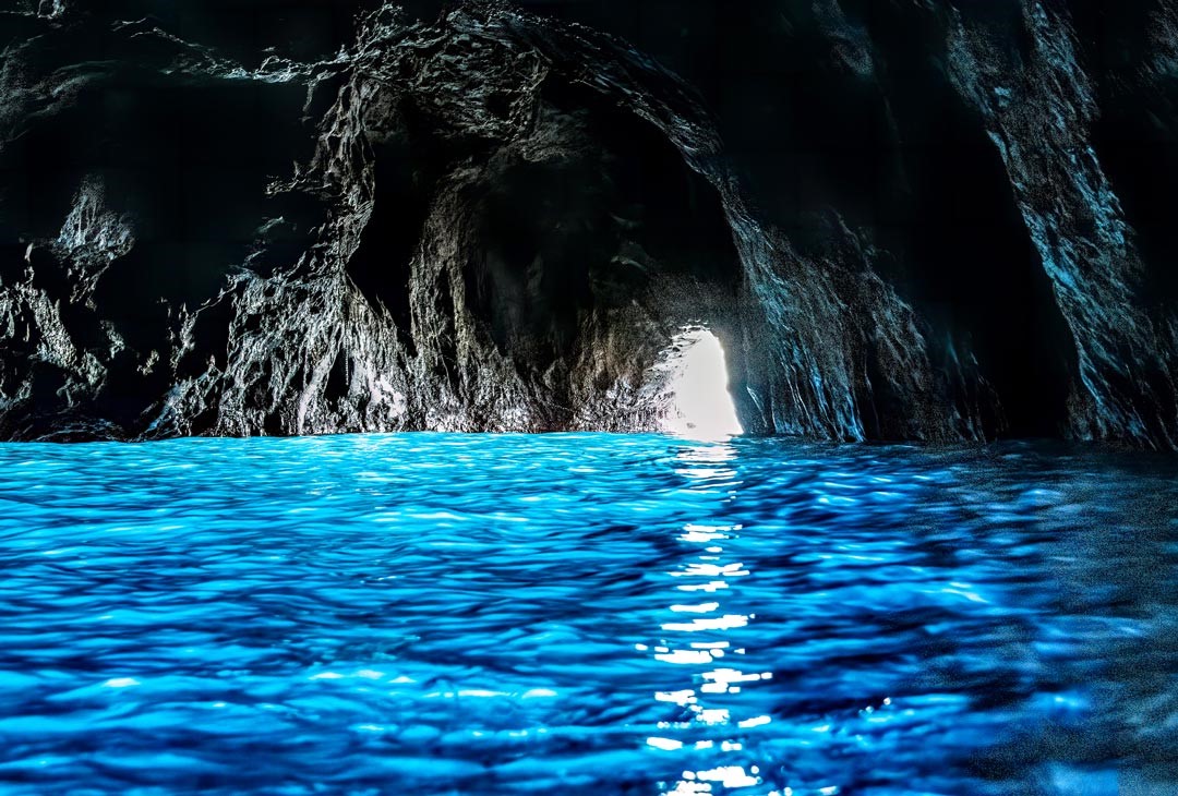 人們形容「藍洞」是上帝親自調色的藍光。以為洞內一片漆黑，藍洞卻像是一顆放在黑盒子裡的耀眼「藍寶石」。