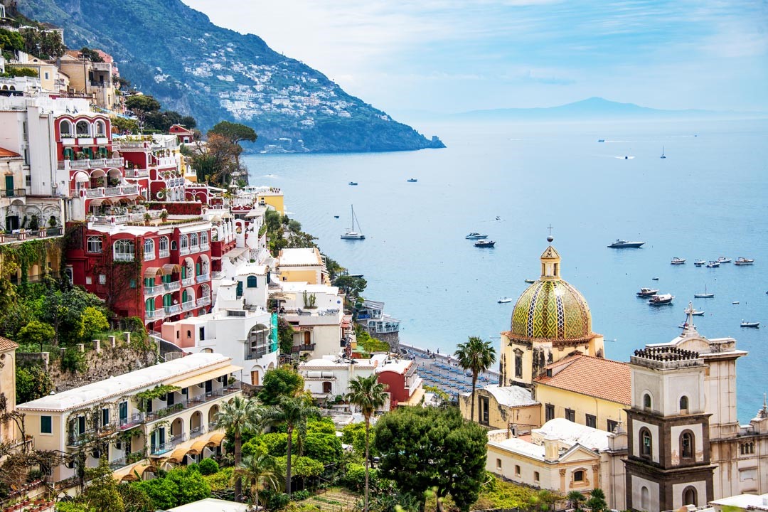 聖母升天教堂，拜占庭式的幾何拼貼圓頂，是波西塔諾海岸線上最明顯的地標。