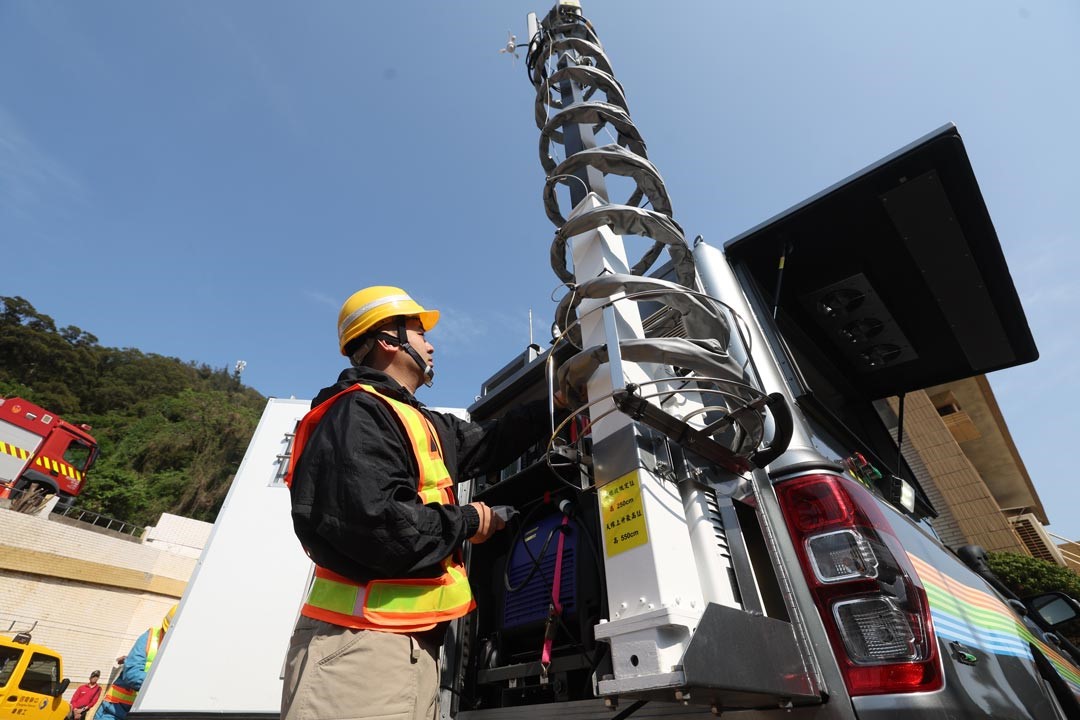 中華電信人員進行戰災搶修作業，維繫通訊正常。