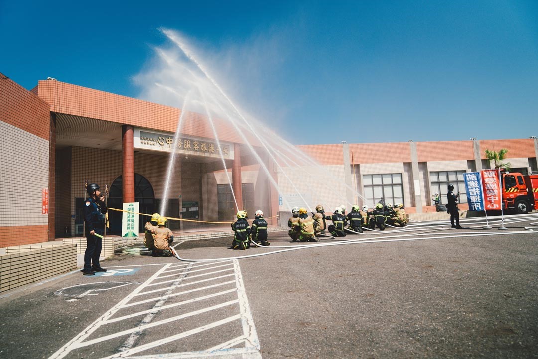 臺南市消防局演練撲滅爆炸火勢。