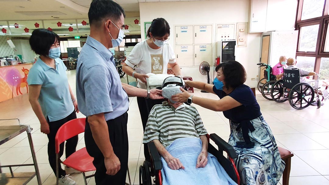 使用VR讓安寧長輩滿足返鄉覽景遊玩的夢想。